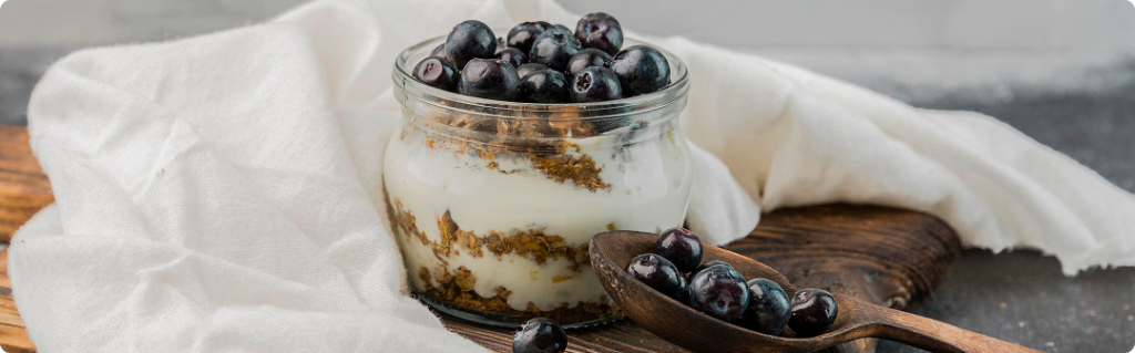 organiceskii-iogurt-s-cernikoi-gotovyi-k-upotrebleniu (1).png