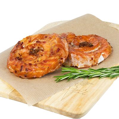 Рулет из лосося с сыром и паприкой горячего копчения 